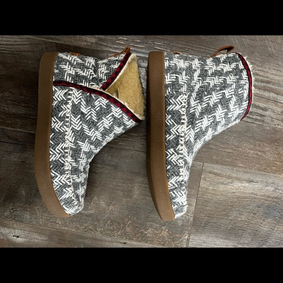 Sanuk Nice Bootah Boots - Women's size 7 - Picture 5 of 8